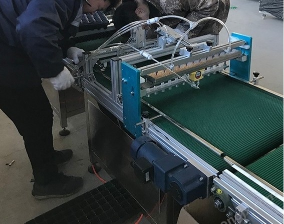 使用穴盤(pán)播種機(jī)脫盤(pán)和存放過(guò)程有哪些注意事項(xiàng)