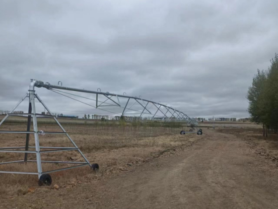 中心支軸式噴灌機(jī)